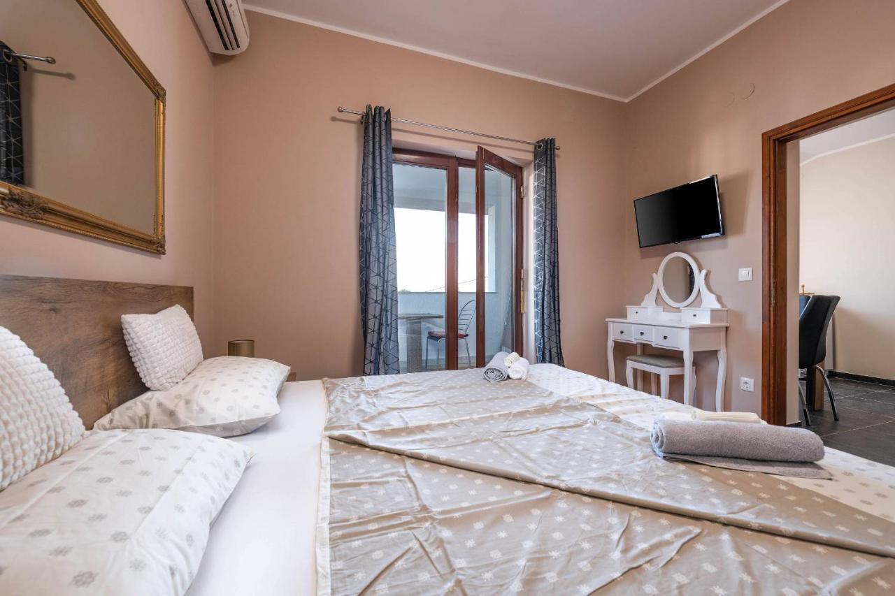 Villa Zorica โปเรช ภายนอก รูปภาพ